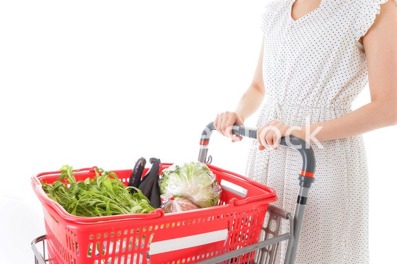 スーパー買い物をする若い女性