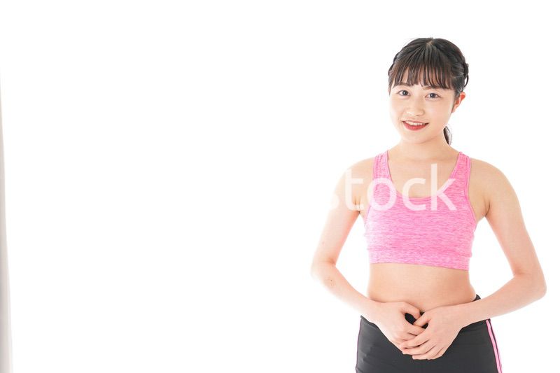 ダイエットをする若い女性