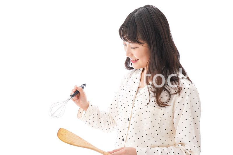 朝食を作る若い女性