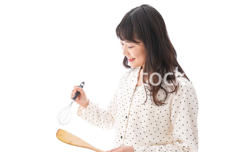 朝食を作る若い女性