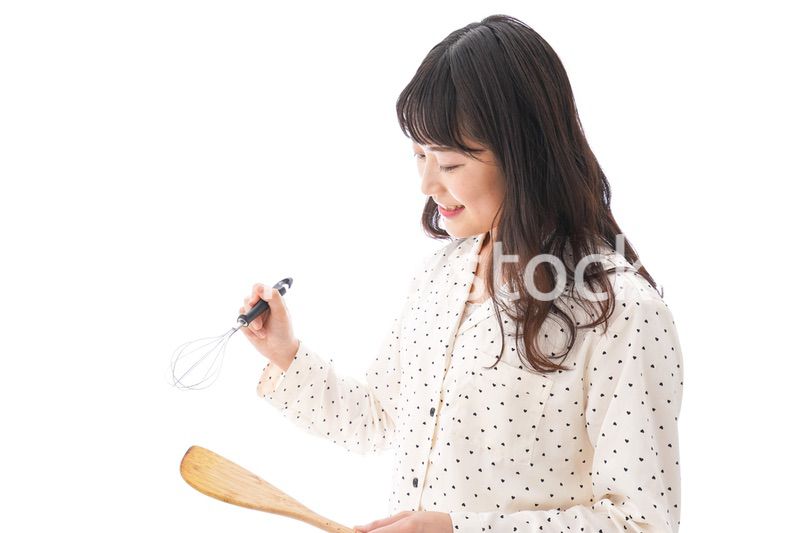 朝食を作る若い女性