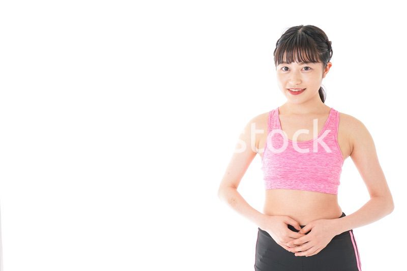ダイエットをする若い女性