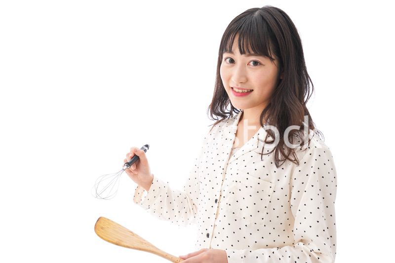 朝食を作る若い女性
