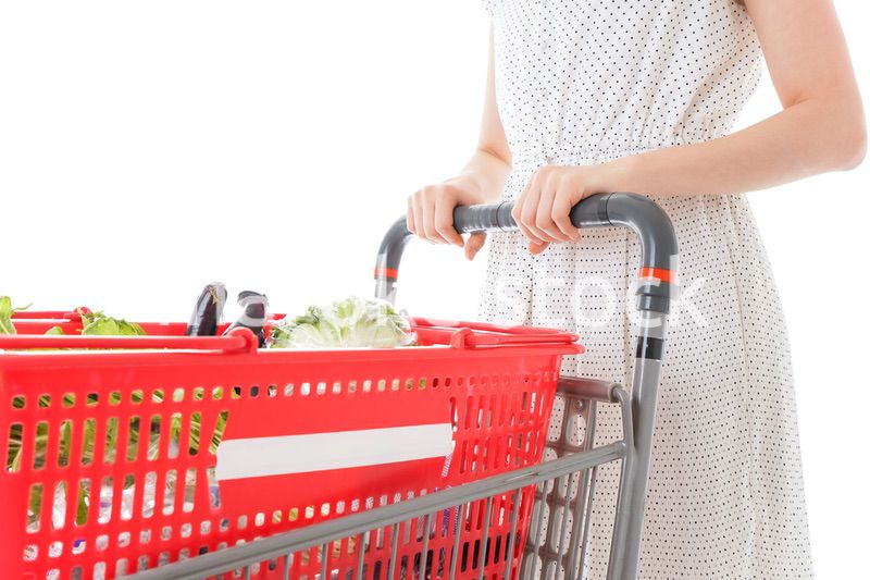 スーパー買い物をする若い女性
