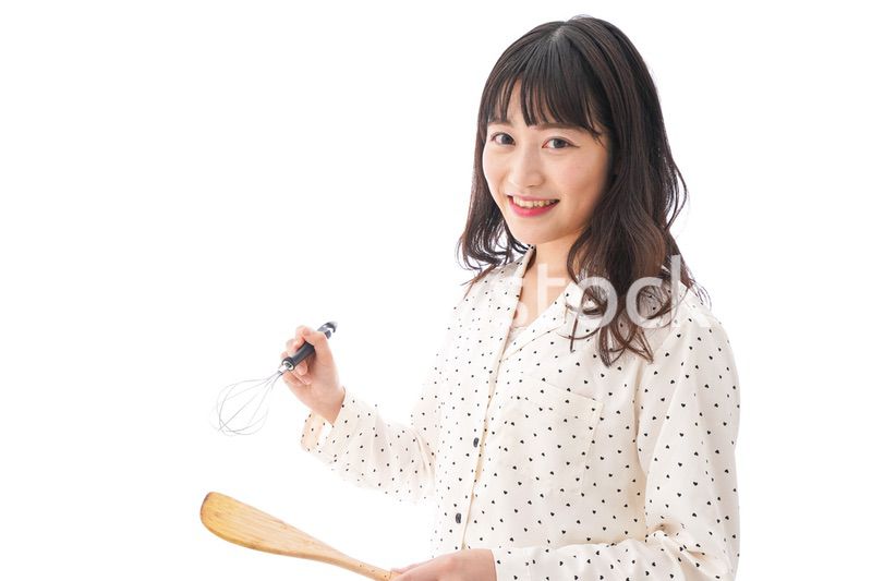 朝食を作る若い女性