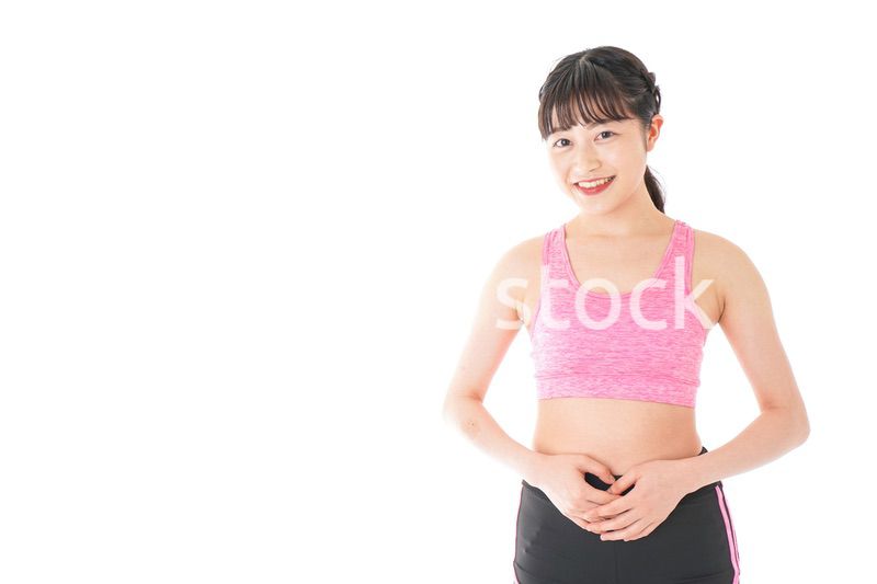 ダイエットをする若い女性