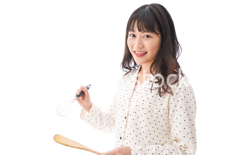 朝食を作る若い女性
