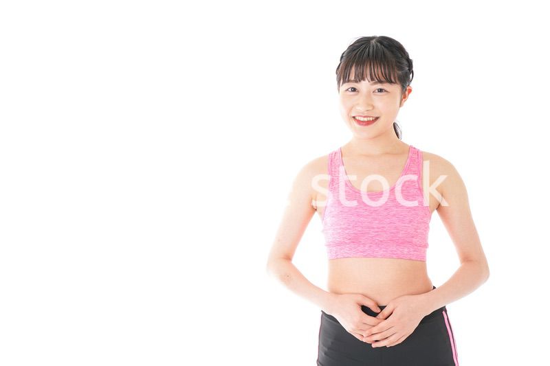 ダイエットをする若い女性