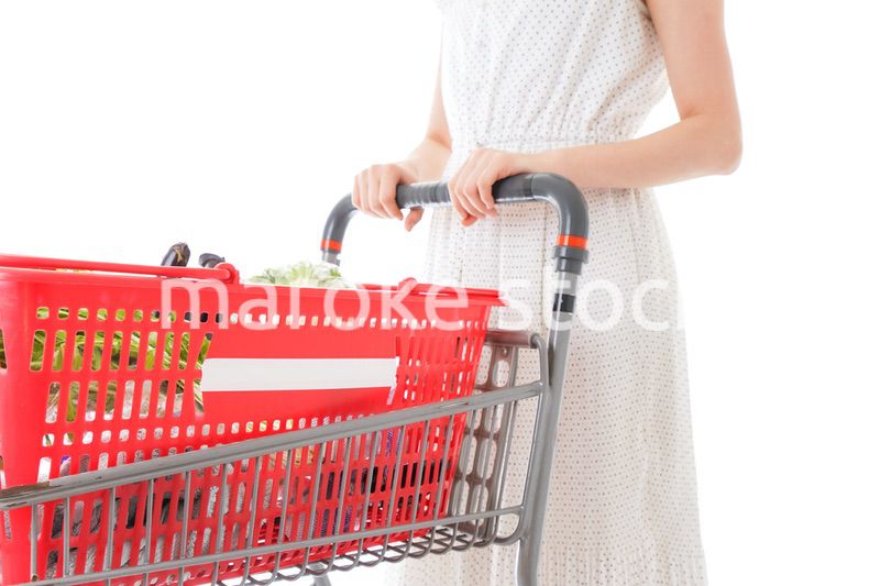 スーパー買い物をする若い女性