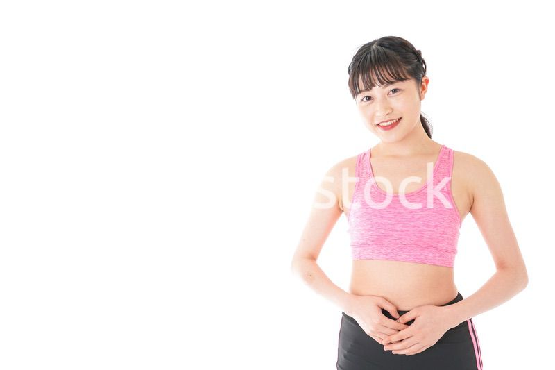 ダイエットをする若い女性