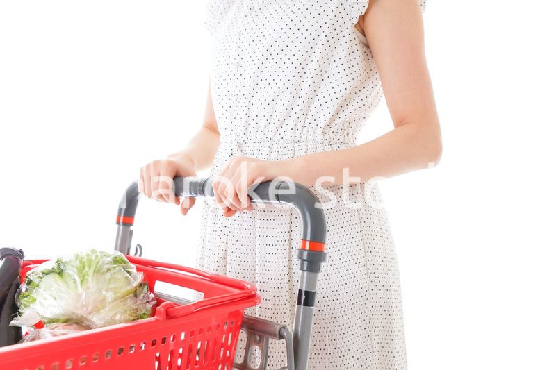 スーパー買い物をする若い女性