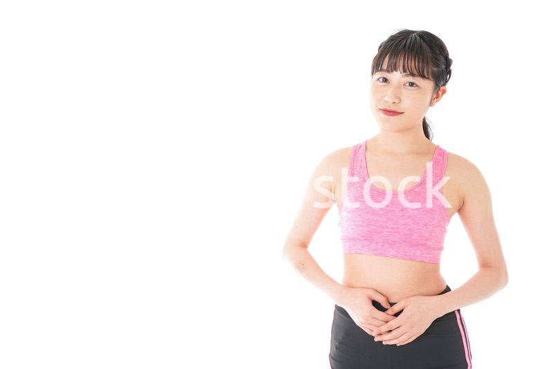 ダイエットをする若い女性