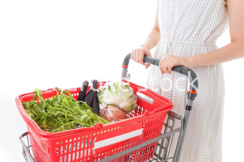スーパー買い物をする若い女性