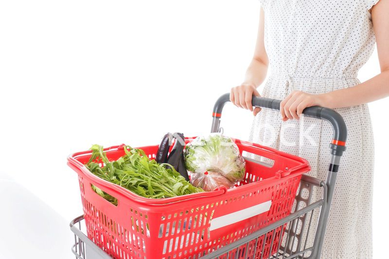 スーパー買い物をする若い女性