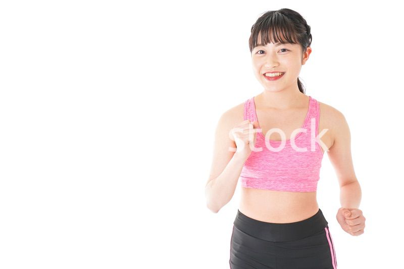 ランニングをする若い女性