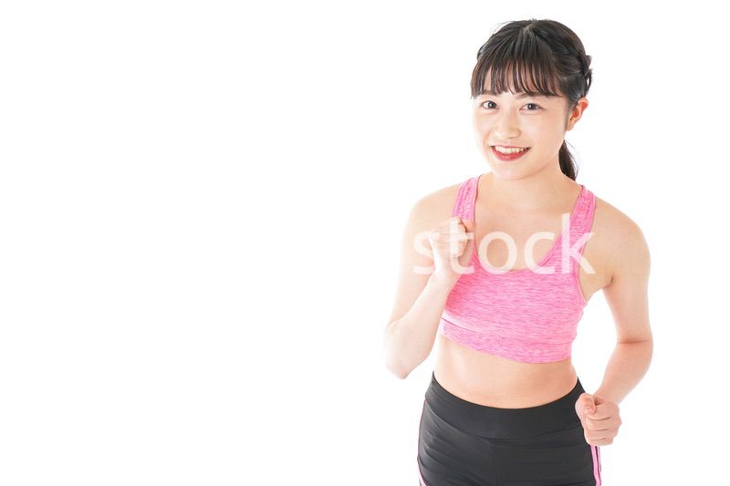 ランニングをする若い女性