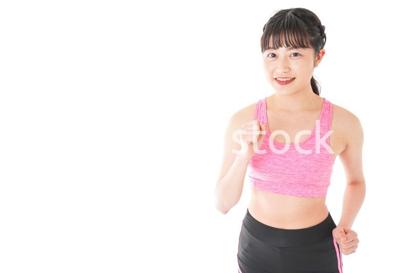 ランニングをする若い女性