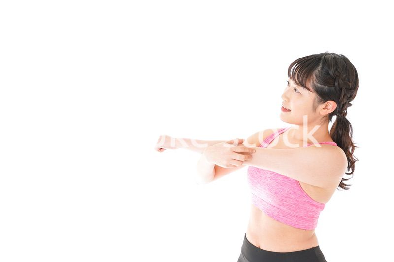 ウォーミングアップをする若い女性