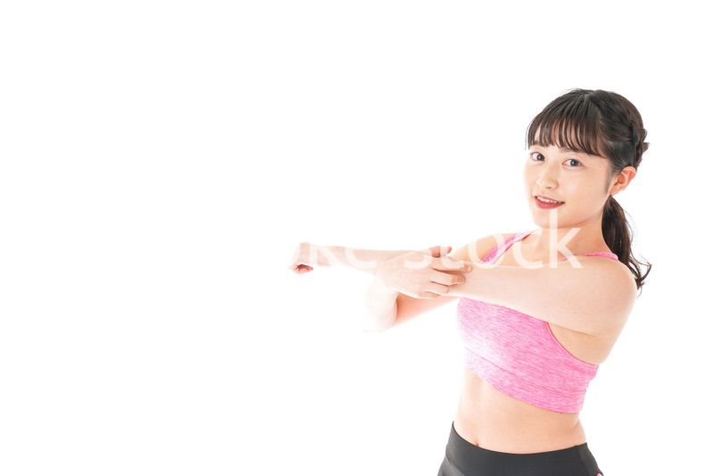 ウォーミングアップをする若い女性