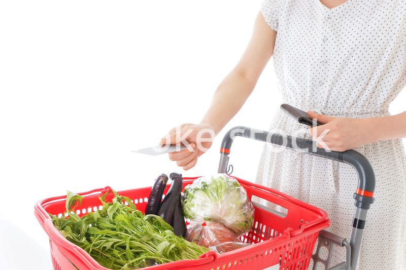 スーパーでキャッシュレス決済をする若い女性