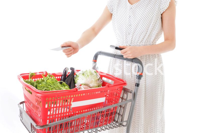 スーパーでキャッシュレス決済をする若い女性
