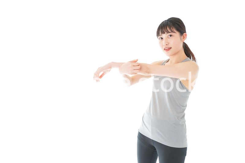 トレーニングをする若い女性