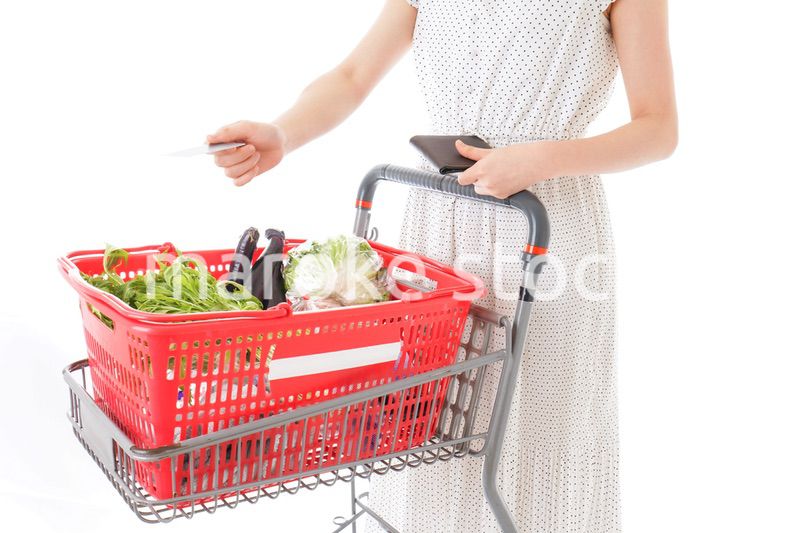 スーパーでキャッシュレス決済をする若い女性