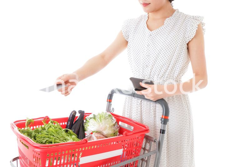 スーパーでキャッシュレス決済をする若い女性