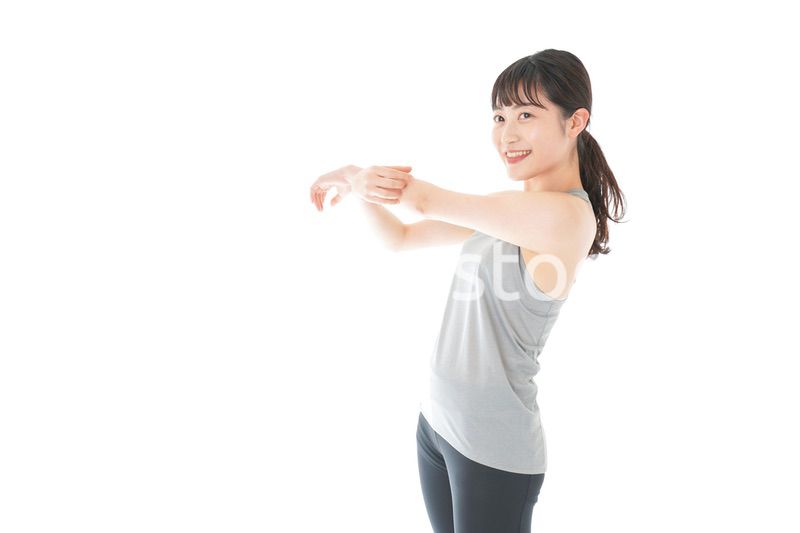 トレーニングをする若い女性