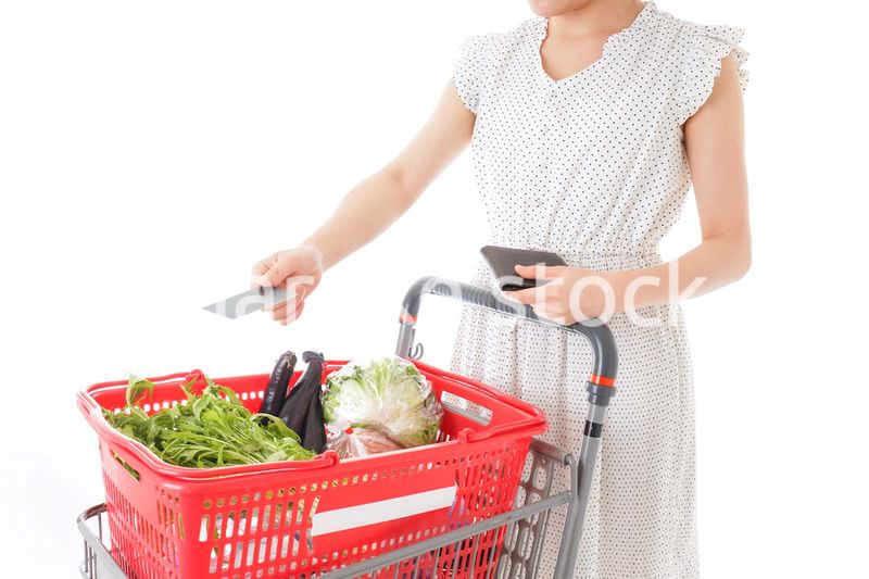 スーパーでキャッシュレス決済をする若い女性