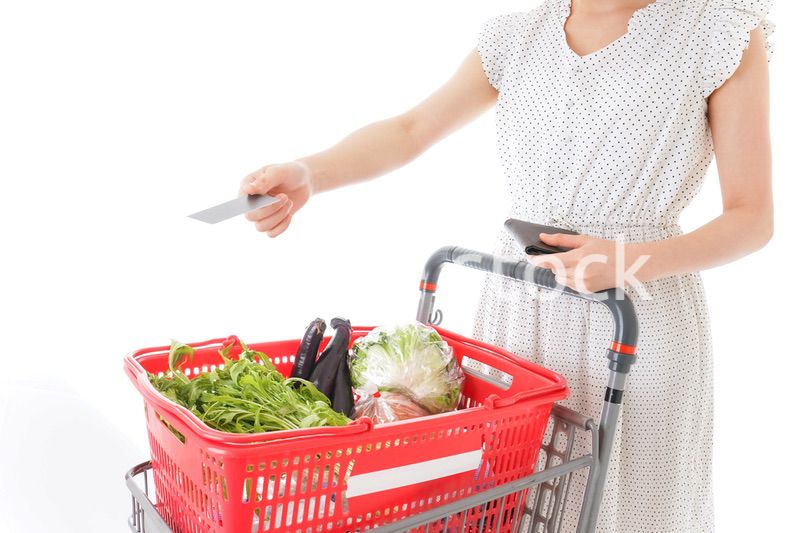スーパーでキャッシュレス決済をする若い女性