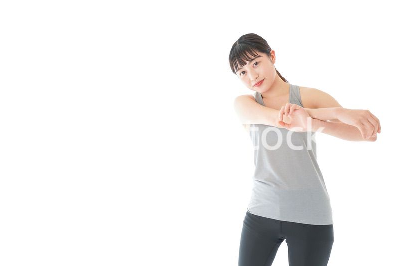 トレーニングをする若い女性