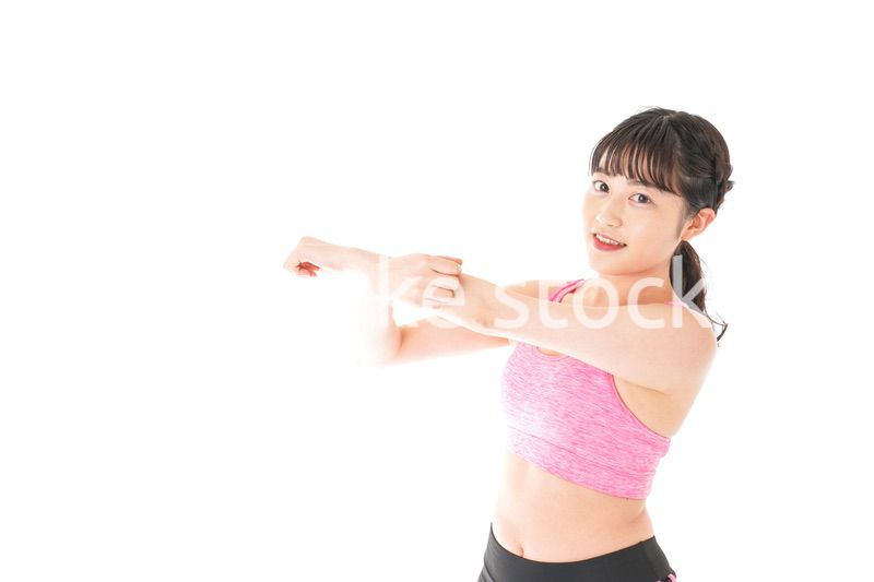 ウォーミングアップをする若い女性