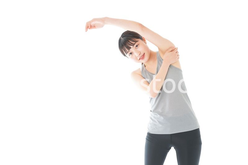 トレーニングをする若い女性