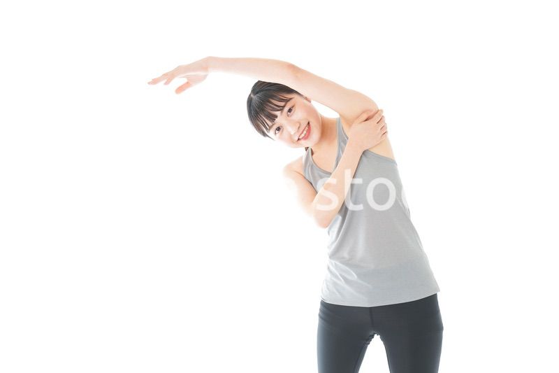 トレーニングをする若い女性