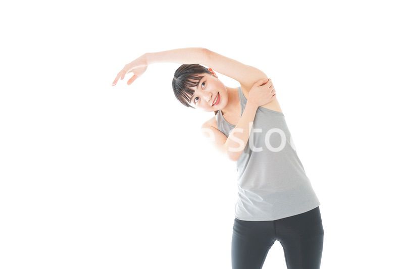 トレーニングをする若い女性