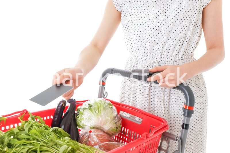 スーパーでキャッシュレス決済をする若い女性