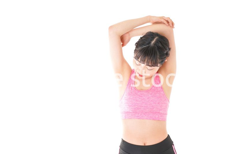 ウォーミングアップをする若い女性