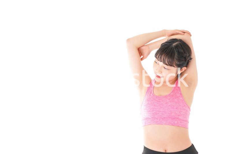 ウォーミングアップをする若い女性