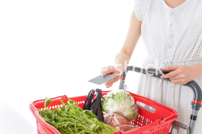 スーパーでキャッシュレス決済をする若い女性