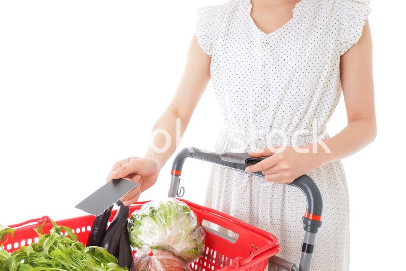 スーパーでキャッシュレス決済をする若い女性