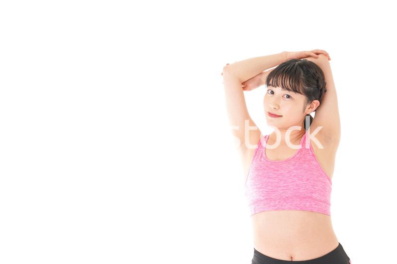 ウォーミングアップをする若い女性