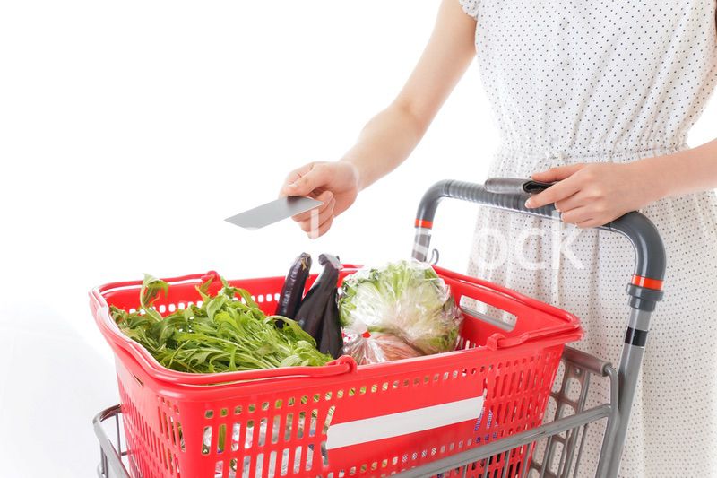 スーパーでキャッシュレス決済をする若い女性