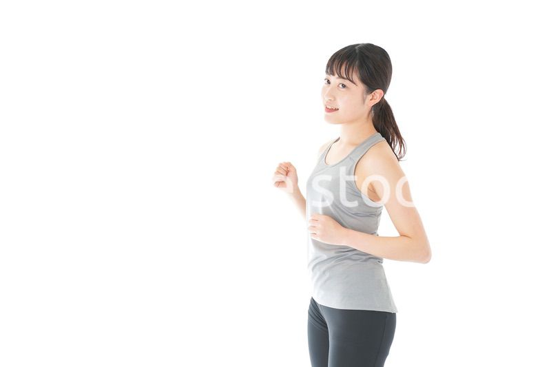 トレーニングをする若い女性