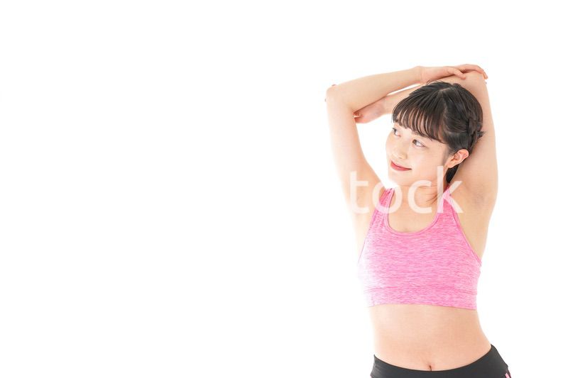 ウォーミングアップをする若い女性