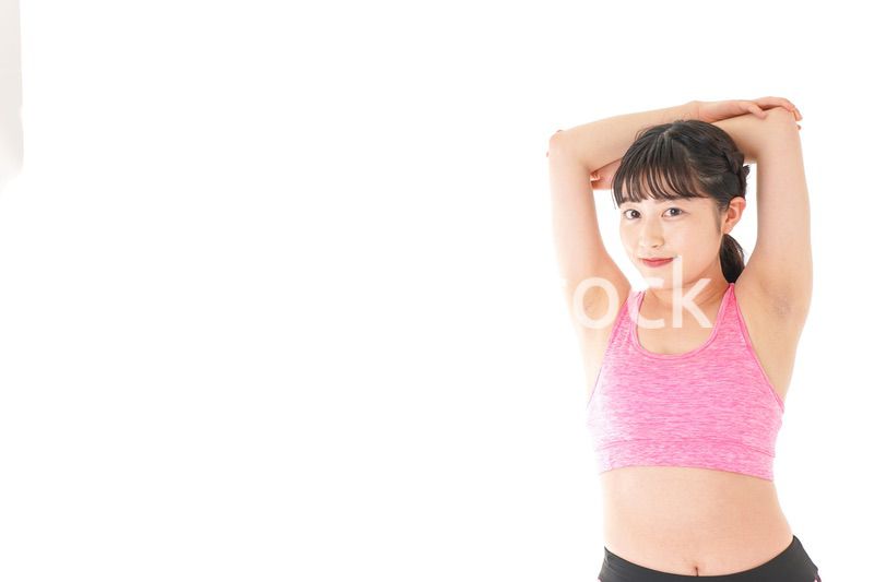 ウォーミングアップをする若い女性