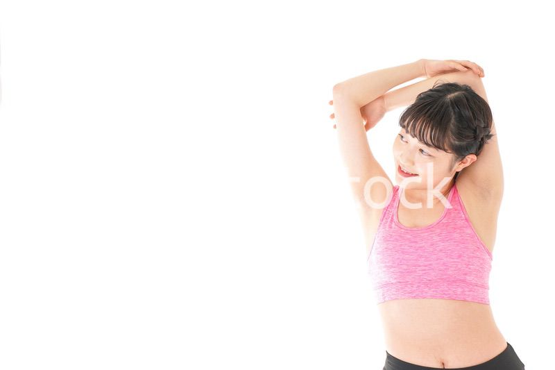 ウォーミングアップをする若い女性