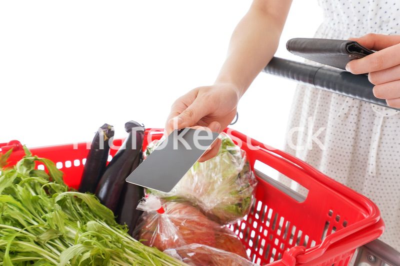 スーパーでキャッシュレス決済をする若い女性