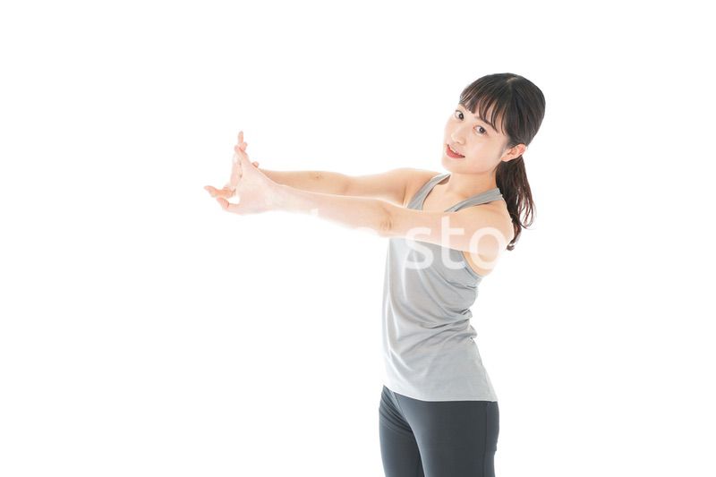 トレーニングをする若い女性