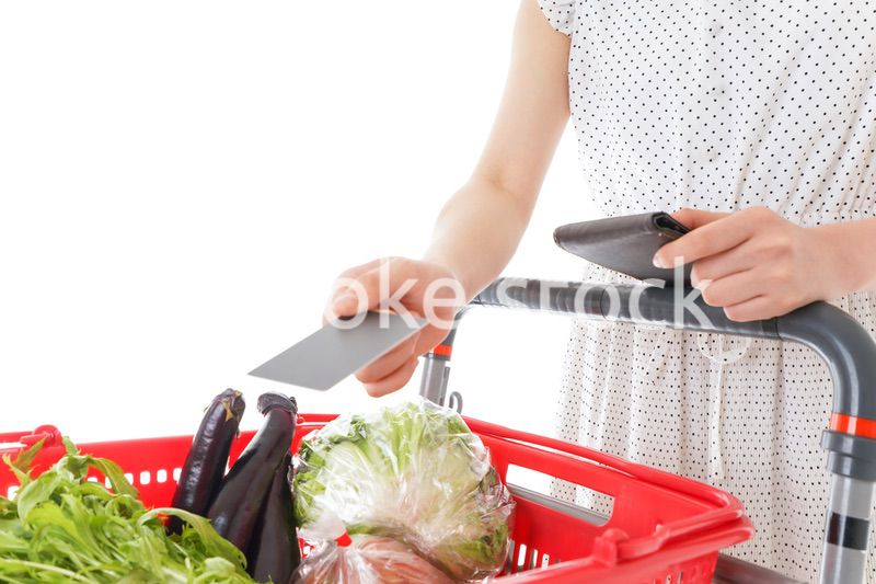 スーパーでキャッシュレス決済をする若い女性